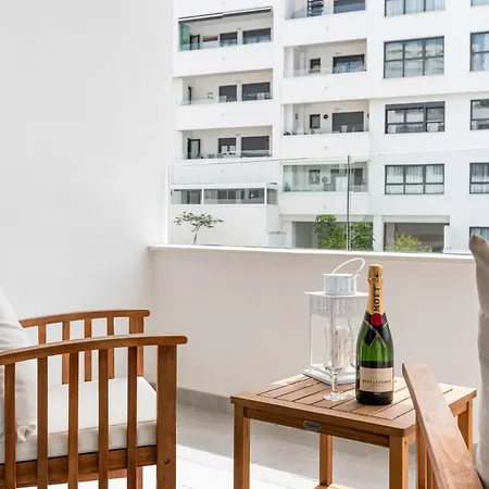 Elegant Near The & Old Town Apartment *