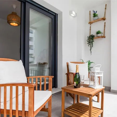 Elegant Near The & Old Town Apartment